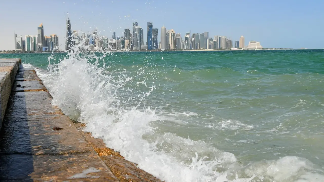 تحذير بحري.. رياح قوية وأمواج عالية تضرب سواحل قطر خلال ساعات الليلة